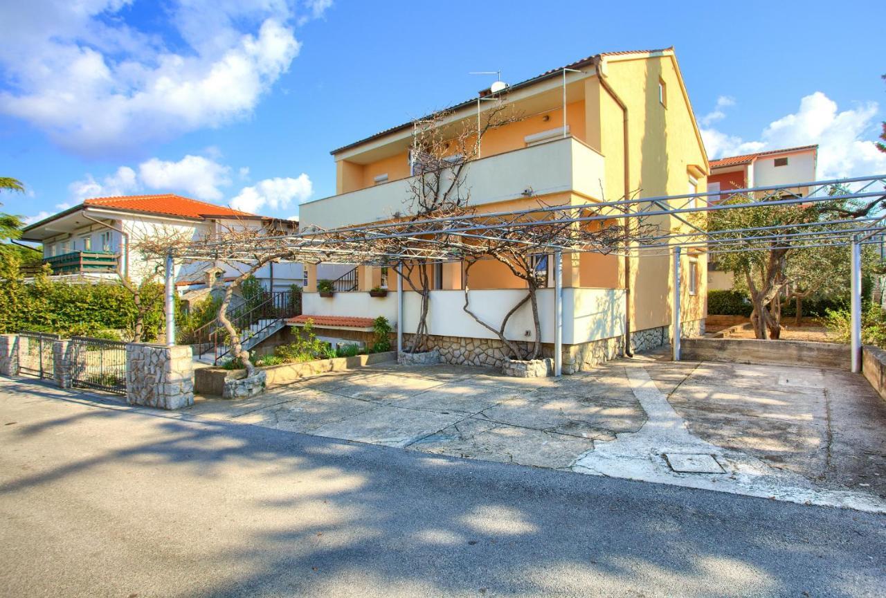 Apartments Petra Krk Town Exteriör bild